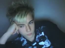 Camwanker cums on body